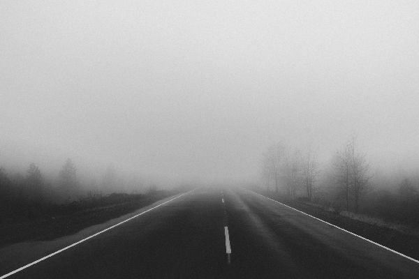 Foto de una carretera con niebla