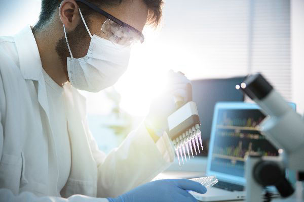 Foto de un investigador trabajando en un laboratorio